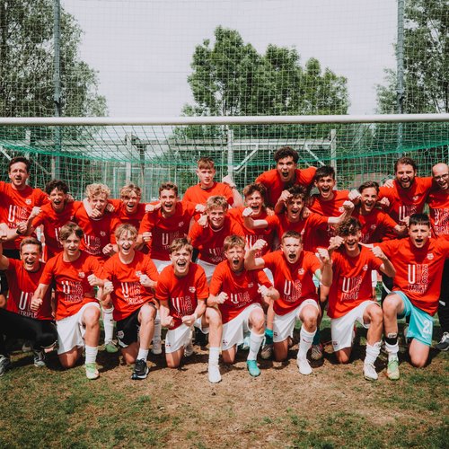 AKA-Teams bejubeln erneutes Triple